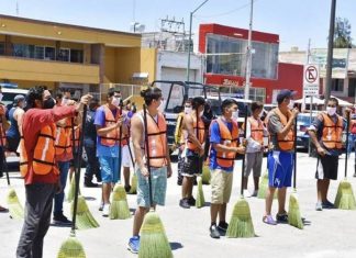 No México, jovens que quebraram o isolamento social fazem trabalho comunitário