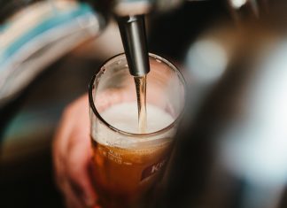 Para evitar desperdício, cervejaria alemã doa 2,6 mil litros de chopp para a população