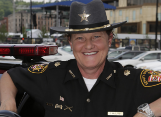 Policial que foi demitida por chefe homofóbico, dá a volta por cima e pode ser xerife