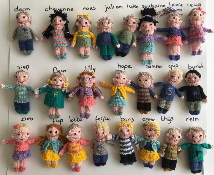 asomadetodosafetos.com - Professora tricotou bonecos dos seus alunos pra matar a saudade na quarentena