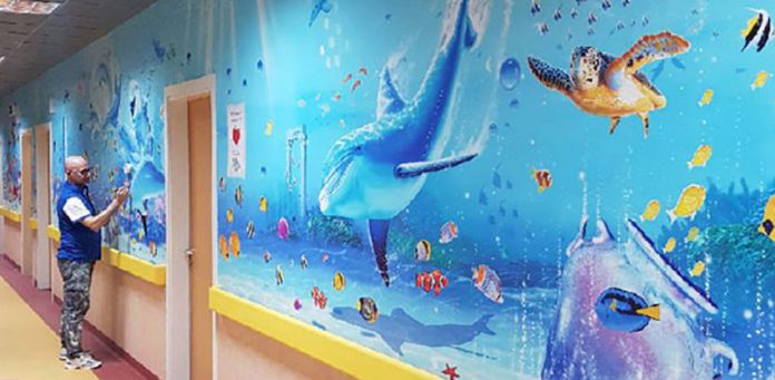 Artista pinta paredes de hospitais para trazer conforto e esperança para pacientes com covid