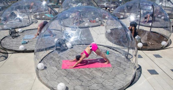 Canadá instala cúpulas transparentes ao ar livre para as pessoas praticarem yoga e mais