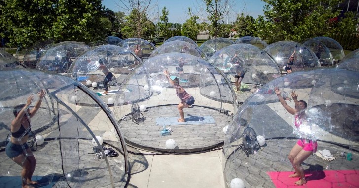 asomadetodosafetos.com - Canadá instala cúpulas transparentes ao ar livre para as pessoas praticarem yoga e mais
