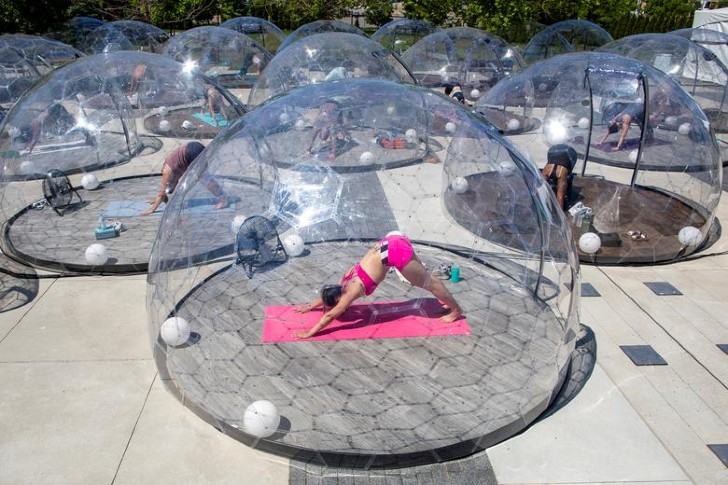 asomadetodosafetos.com - Canadá instala cúpulas transparentes ao ar livre para as pessoas praticarem yoga e mais