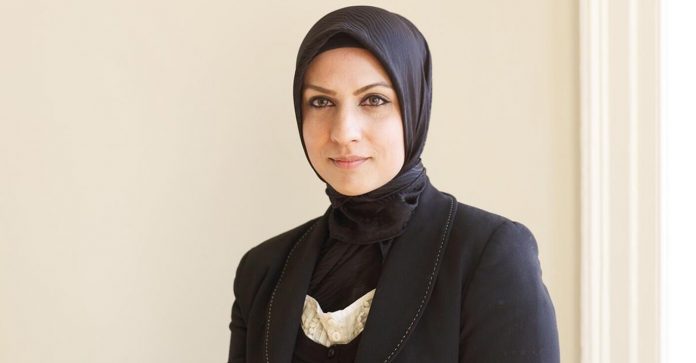 Ela se tornou a primeira muçulmana de hijab a ser juíza no Reino Unido. Queremos mais diversidade!