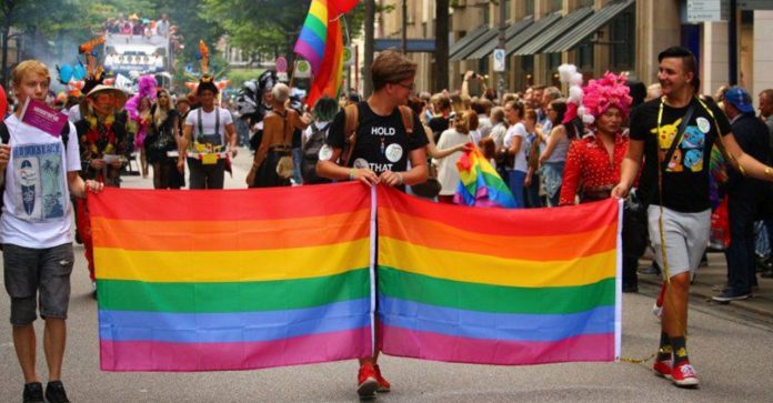 Em 2021, Escócia será o primeiro país no mundo a ensinar sobre LGBTQ+ nas escolas