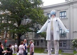 Em homenagem aos profissionais de saúde que lutam na pandemia, país ergue estátua