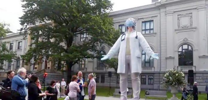 Em homenagem aos profissionais de saúde que lutam na pandemia, país ergue estátua