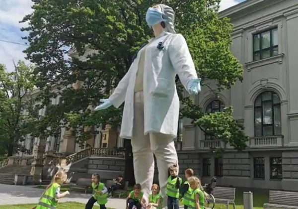 asomadetodosafetos.com - Em homenagem aos profissionais de saúde que lutam na pandemia, país ergue estátua