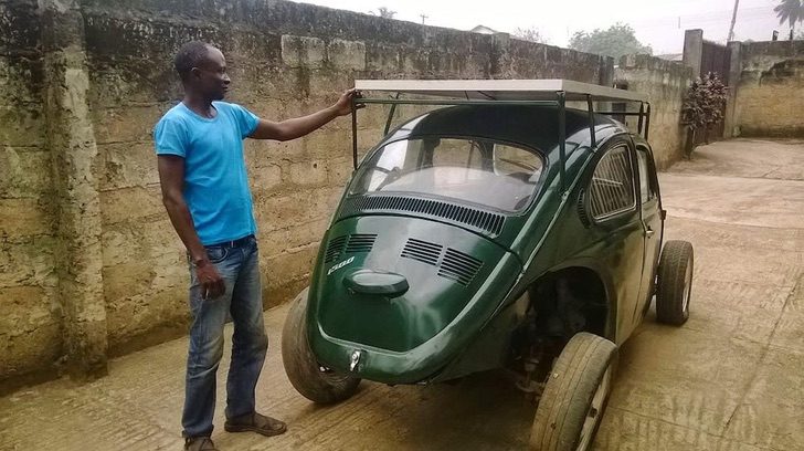 asomadetodosafetos.com - Estudante nigeriano transforma Fusca em um carro movido a energia solar. Ele sorri de orgulho.