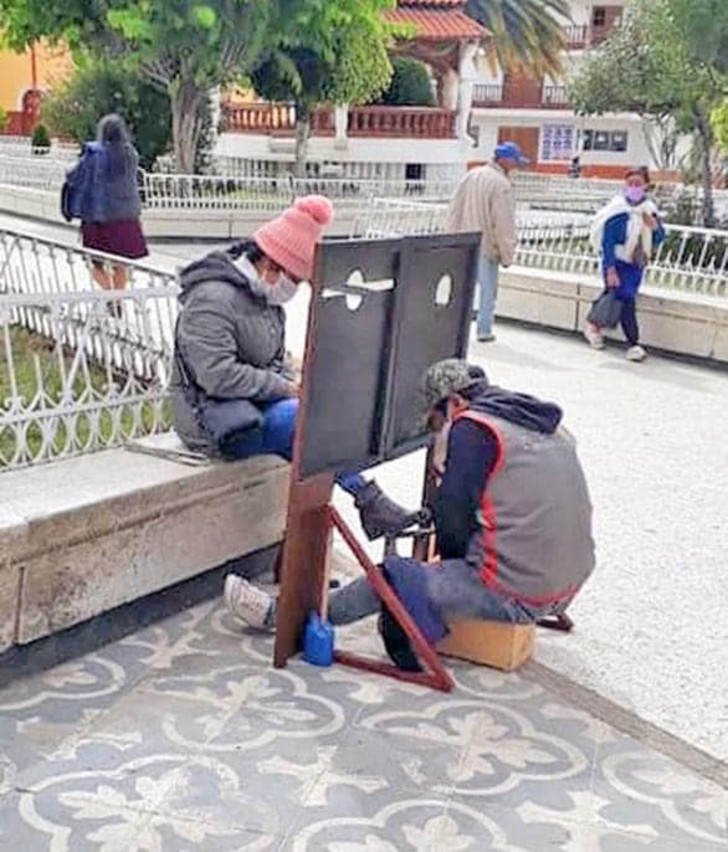 asomadetodosafetos.com - Homem que vive engraxando sapatos faz criativa barreira de proteção para trabalhar