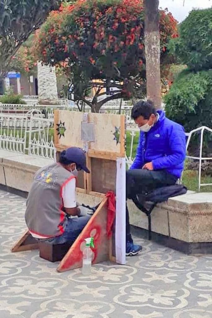 asomadetodosafetos.com - Homem que vive engraxando sapatos faz criativa barreira de proteção para trabalhar