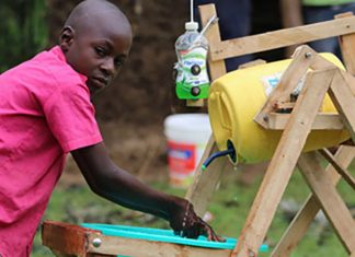 No Quênia, menino de 9 cria máquina para lavar as mãos e ajudar na prevenção de covid