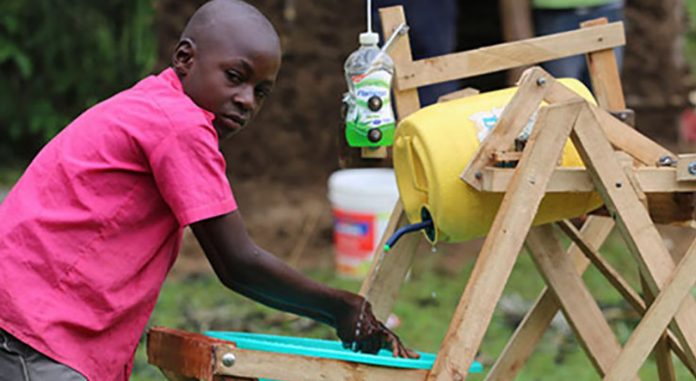No Quênia, menino de 9 cria máquina para lavar as mãos e ajudar na prevenção de covid