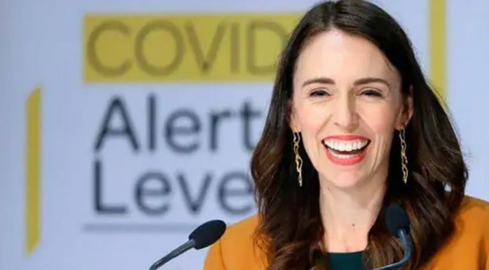Nova Zelândia celebra o fim de casos ativos de Covid no país: primeira-ministra até dança