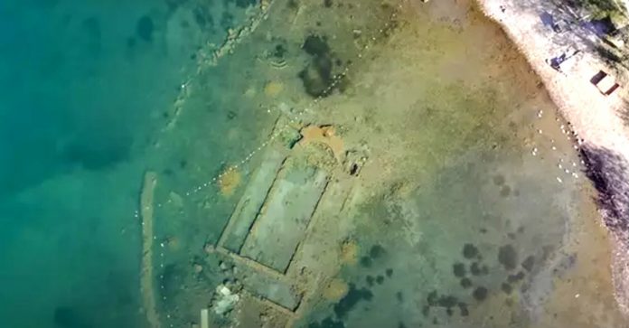 Quarentena deixa água de um lago na Turquia limpa e ruínas de antiga igreja é encontrada