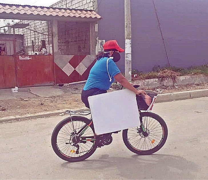 asomadetodosafetos.com - Professora viaja todos os dias de bicicleta para ensinar alunos sem internet