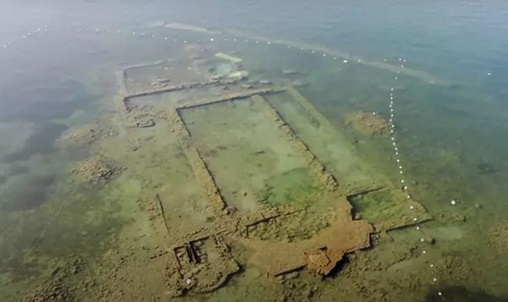 asomadetodosafetos.com - Quarentena deixa água de um lago na Turquia limpa e ruínas de antiga igreja é encontrada