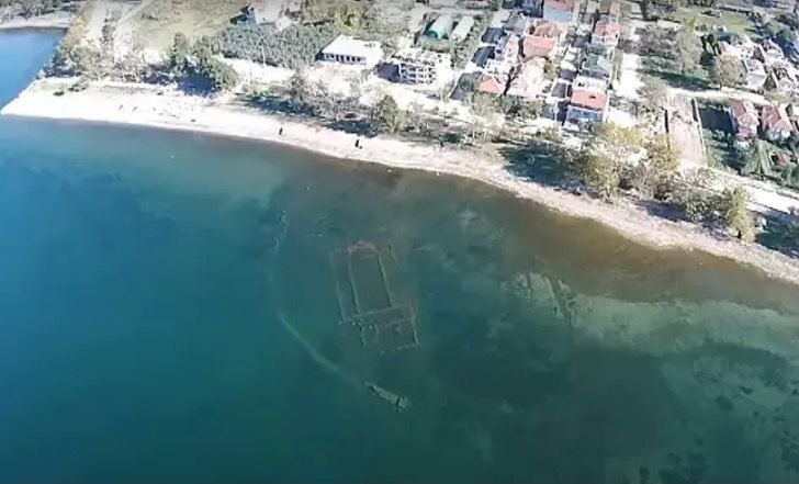 asomadetodosafetos.com - Quarentena deixa água de um lago na Turquia limpa e ruínas de antiga igreja é encontrada