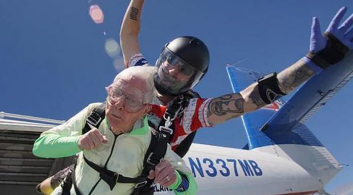 Aos 103 anos, vovô bate o recorde mundial de salto de paraquedas