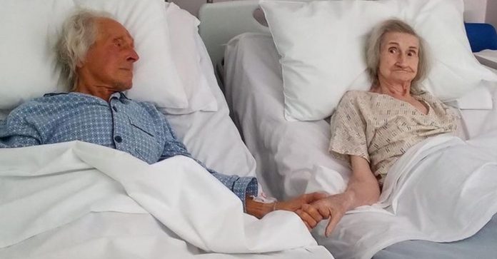 Após 62 anos juntos, casal de idosos se despede dando as mãos em foto emocionante