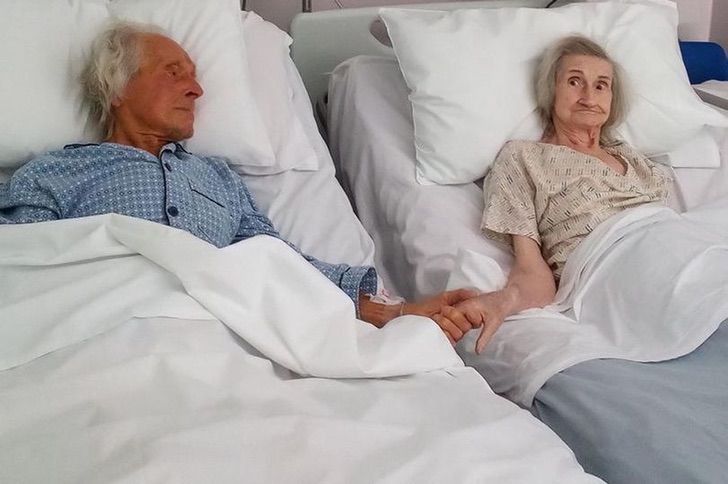 asomadetodosafetos.com - Após 62 anos juntos, casal de idosos se despede dando as mãos em foto emocionante
