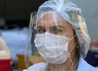Brasileira que recebeu primeiro a vacina de Oxford contra covid fala: “ato de amor”