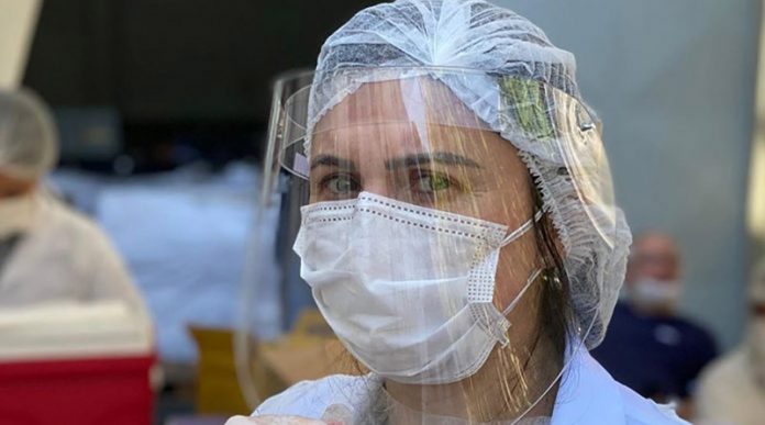 Brasileira que recebeu primeiro a vacina de Oxford contra covid fala: “ato de amor”