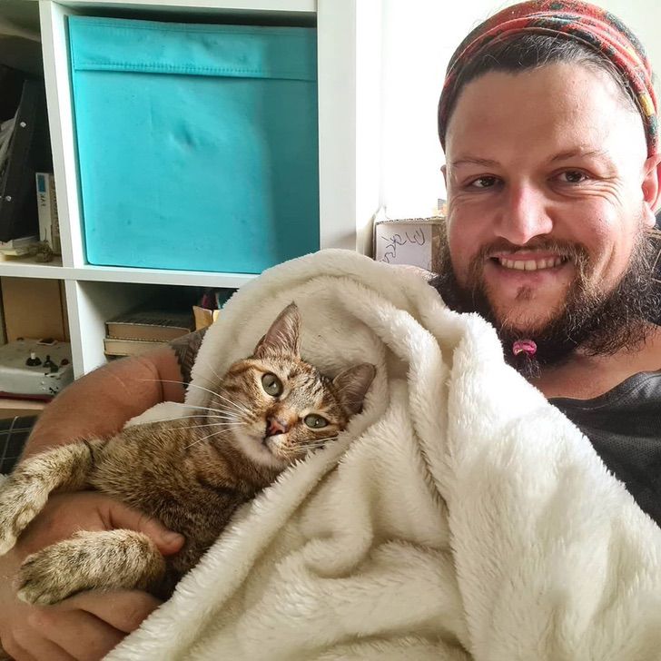 asomadetodosafetos.com - Ele encontrou uma gatinha abandonada na estrada e agora eles são parceiros de viagem