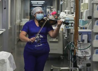 Enfermeira emociona ao tocar violino para pacientes de covid após terminar turno