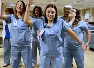 Enfermeiras viralizam com dança no TikTok para animar os pacientes na pandemia