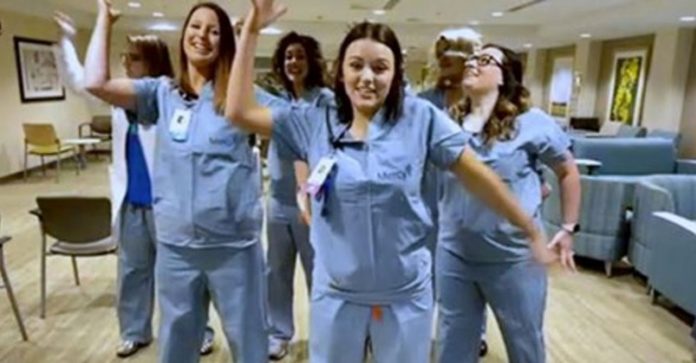 Enfermeiras viralizam com dança no TikTok para animar os pacientes na pandemia