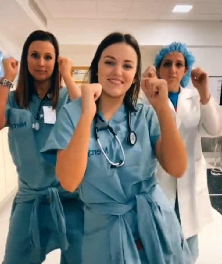 asomadetodosafetos.com - Enfermeiras viralizam com dança no TikTok para animar os pacientes na pandemia