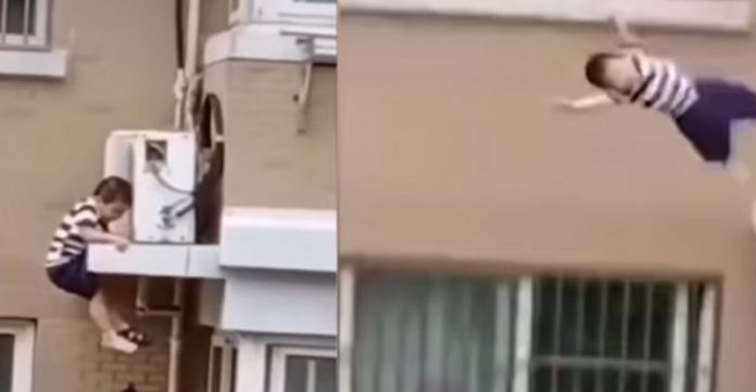 Homem salva heroicamente menino de 2 anos que escorregou e caiu do 4º andar: vídeo