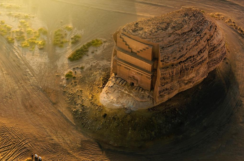 asomadetodosafetos.com - Impressionante túmulo é descoberto no deserto: ele foi esculpido em uma única rocha