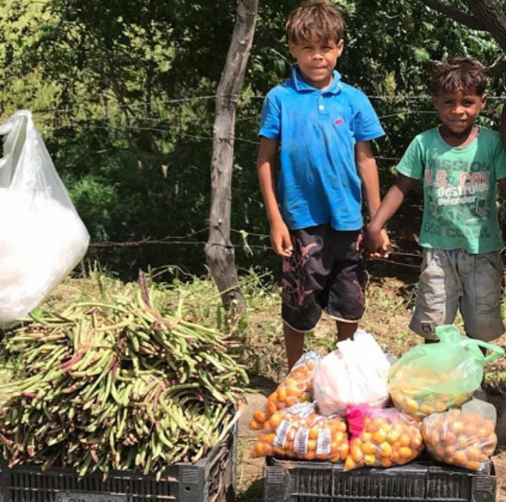asomadetodosafetos.com - Irmãos que até pouco tempo vendiam legumes na estrada vão à escola pela 1ª vez