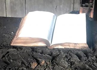 Na Argentina, incêndio destrói completamente uma igreja, com exceção da Bíblia