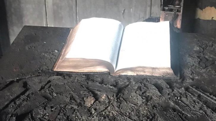 asomadetodosafetos.com - Na Argentina, incêndio destrói completamente uma igreja, com exceção da Bíblia
