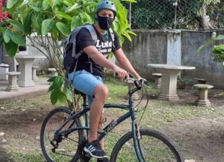 Professor percorre 7km de bicicleta para ajudar alunos que não têm internet