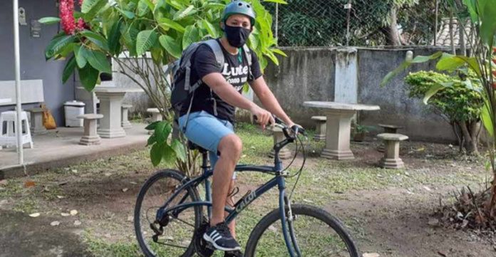 Professor percorre 7km de bicicleta para ajudar alunos que não têm internet