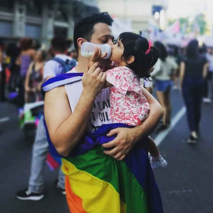 asomadetodosafetos.com - Solteiro e gay, ele adotou essa menina que morava sozinha em um hospital. Família é quem dá amor.