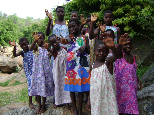 asomadetodosafetos.com - Vovó de 99 anos costura diariamente roupas para crianças na África