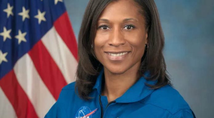 Conheça Jeanette Epps, a primeira astronauta negra a ir pra Estação Espacial Internacional