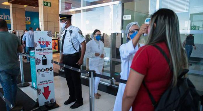 Covid no Brasil tem desaceleração de casos pela pela 1ª desde que a pandemia começou