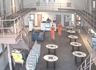 Detentos saem das celas e salvam agente penitenciário que teve um infarto: veja o vídeo