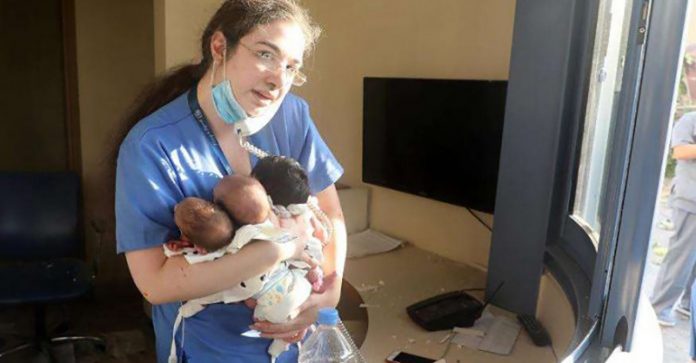 Em hospital destruído após explosão em Beirute, enfermeira consegue salvar 3 bebês