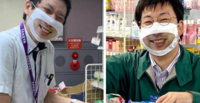 Em loja, japoneses usam máscaras com sorrisos para atender clientes: todo mundo bem feliz