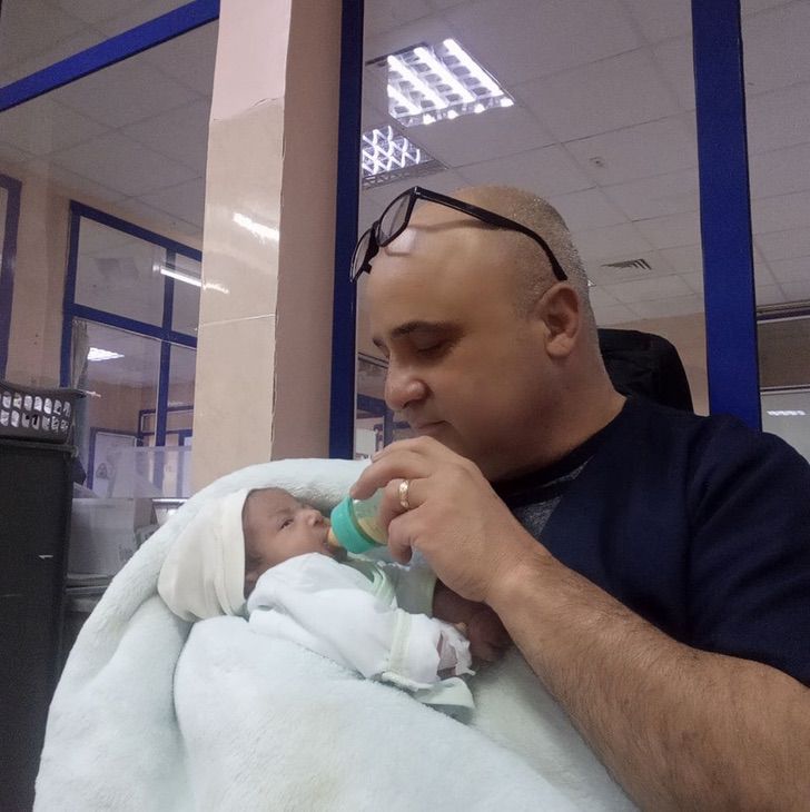 asomadetodosafetos.com - Enfermeiro cubano na Argélia salva bebê com o método da "mãe canguru". Virou herói!