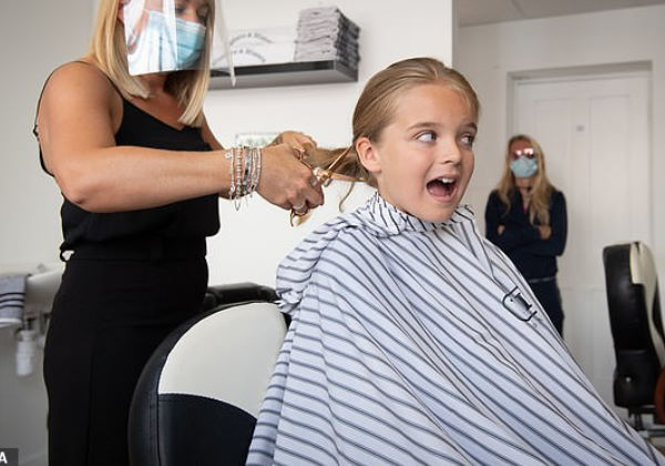 asomadetodosafetos.com - Garoto de 9 anos e que nunca tinha cortado o cabelo, corta para ajudar crianças com câncer