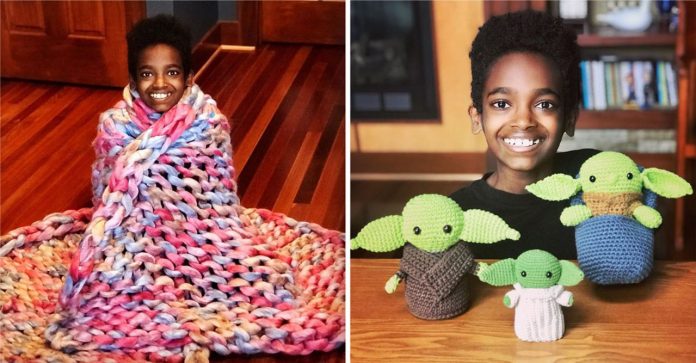 Menino constrói biblioteca na Etiópia com dinheiro arrecadado graças às suas criações de crochê